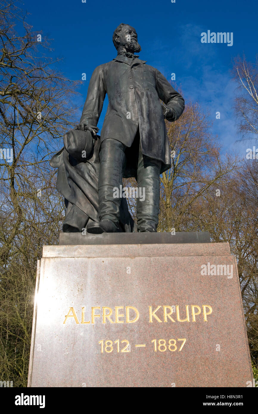 Germania, Essen, statua di Alfred Krupp (1812-1887) nel parco di Villa Huegel, mansion dell'industriale famiglia Krupp. Eur Foto Stock