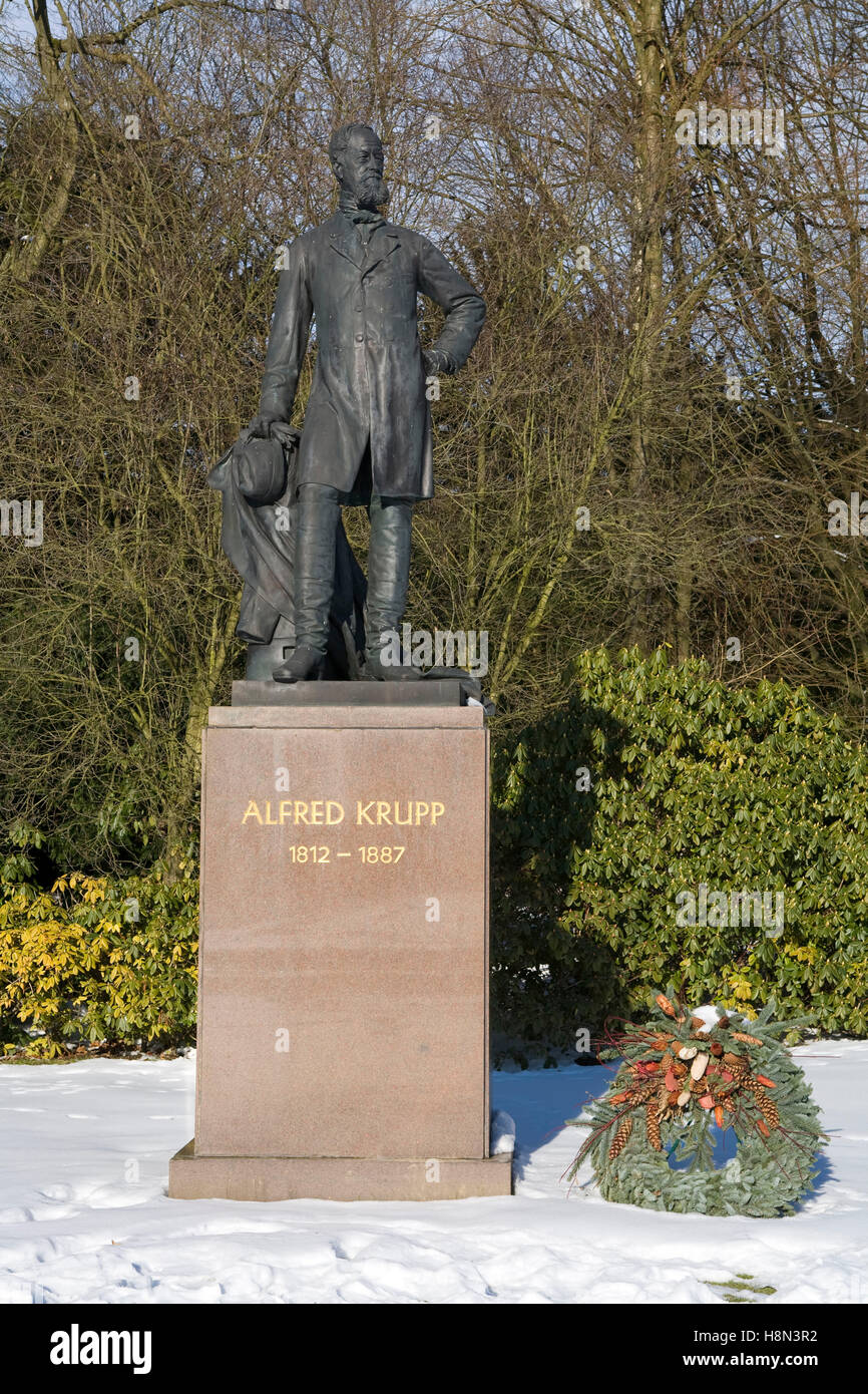 Germania, Essen, statua di Alfred Krupp (1812-1887) nel parco di Villa Huegel, mansion dell'industriale famiglia Krupp. Eur Foto Stock