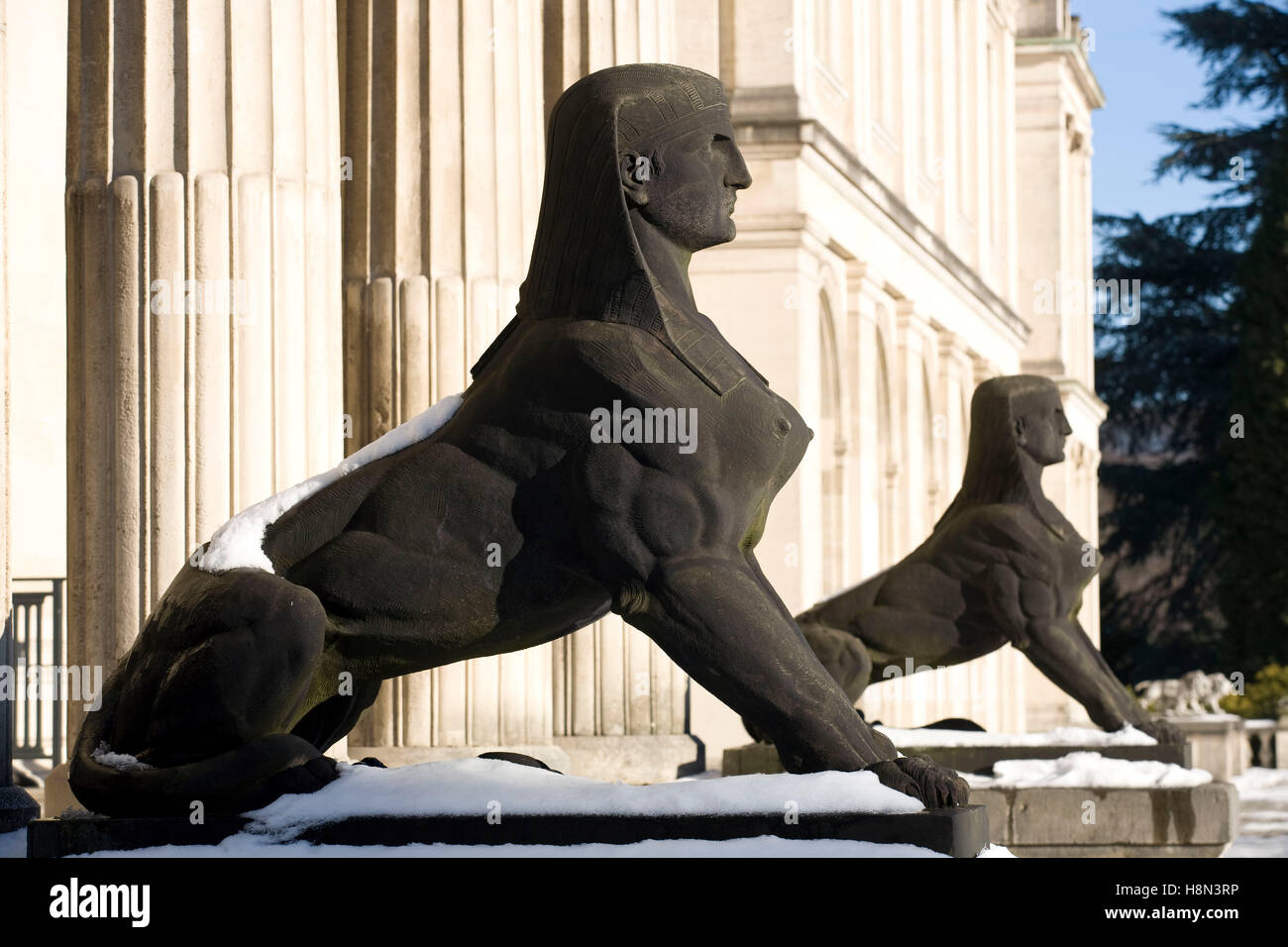 Germania, Essen, Villa Huegel, ex residenza della famiglia industrialista Krupp, statua di sfingi. Europa, Deutschland, Ruhrg Foto Stock