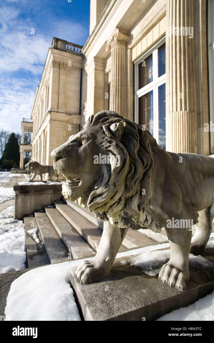 Germania, Essen, Villa Huegel, ex residenza della famiglia industrialista Krupp, statua di un leone. Europa, Deutschland, Ruhrgeb Foto Stock