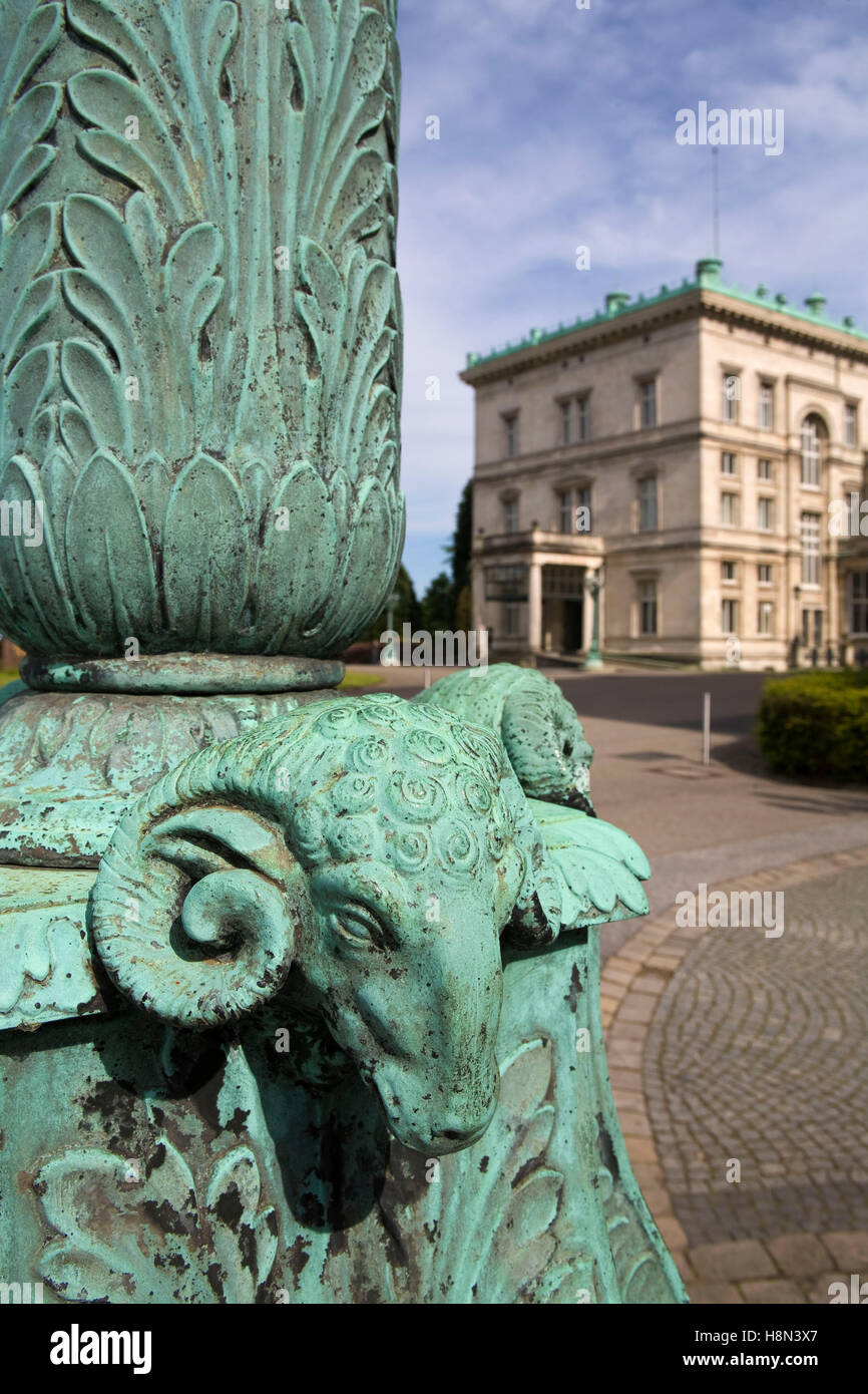 Germania, Essen, Villa Huegel, mansion dell'industriale famiglia Krupp, testa di una ram a base di un lampione Europa, DT Foto Stock