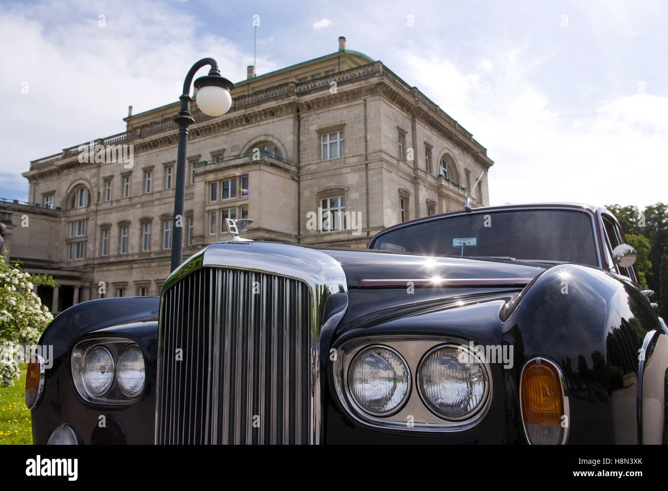 Germania, la zona della Ruhr, Essen, una Bentley oldtimer davanti la villa Huegel, ex residenza della famiglia industrialista Krupp. Foto Stock