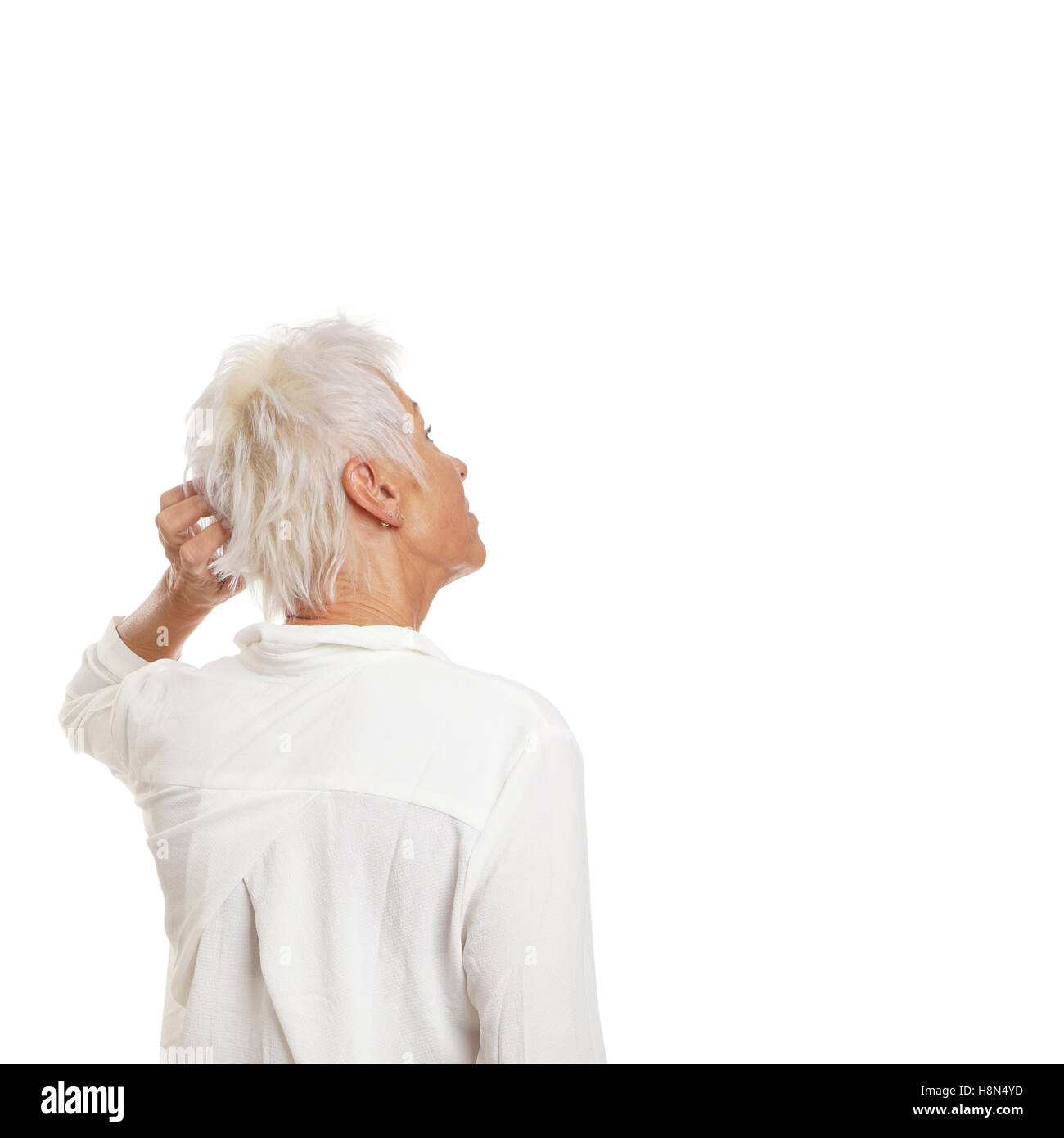 Perplesso donna più anziana di graffiare la sua testa Foto Stock