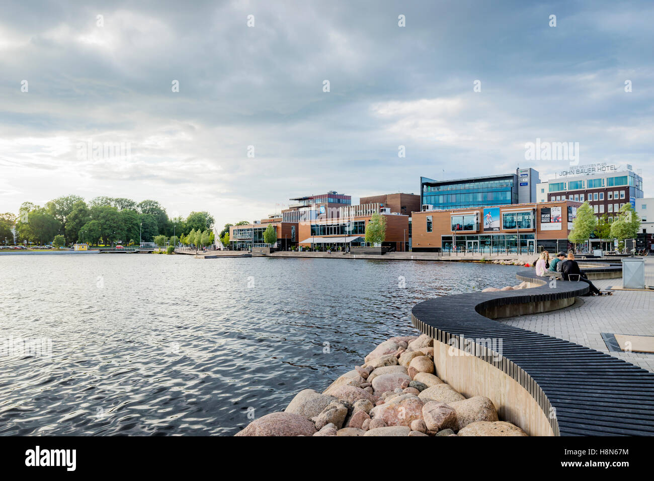 La Svezia, Smaland, Jonkoping, coperto il cielo sopra la waterfront district Foto Stock