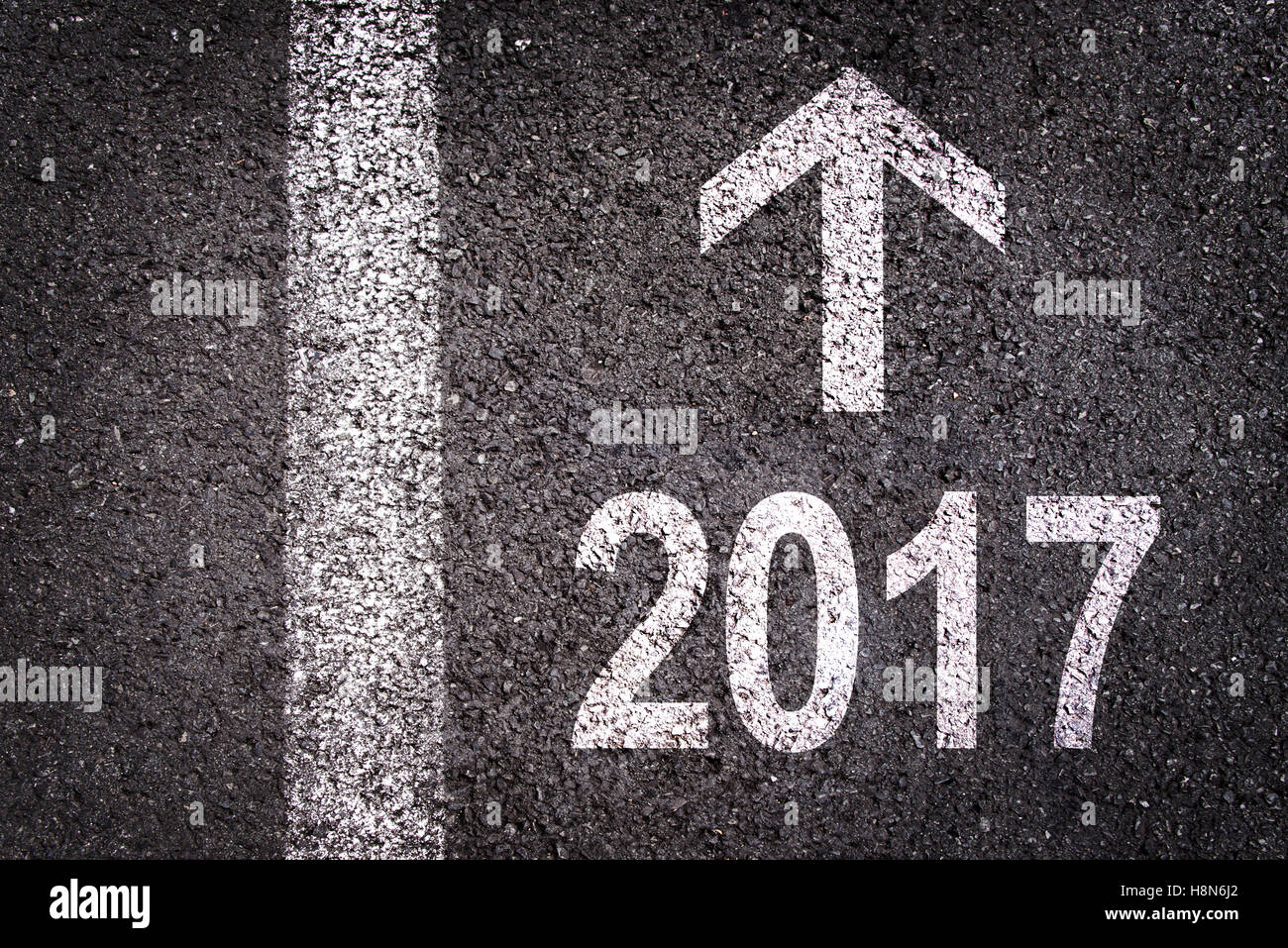 2017 e una freccia scritto su una strada asfaltata in background Foto Stock