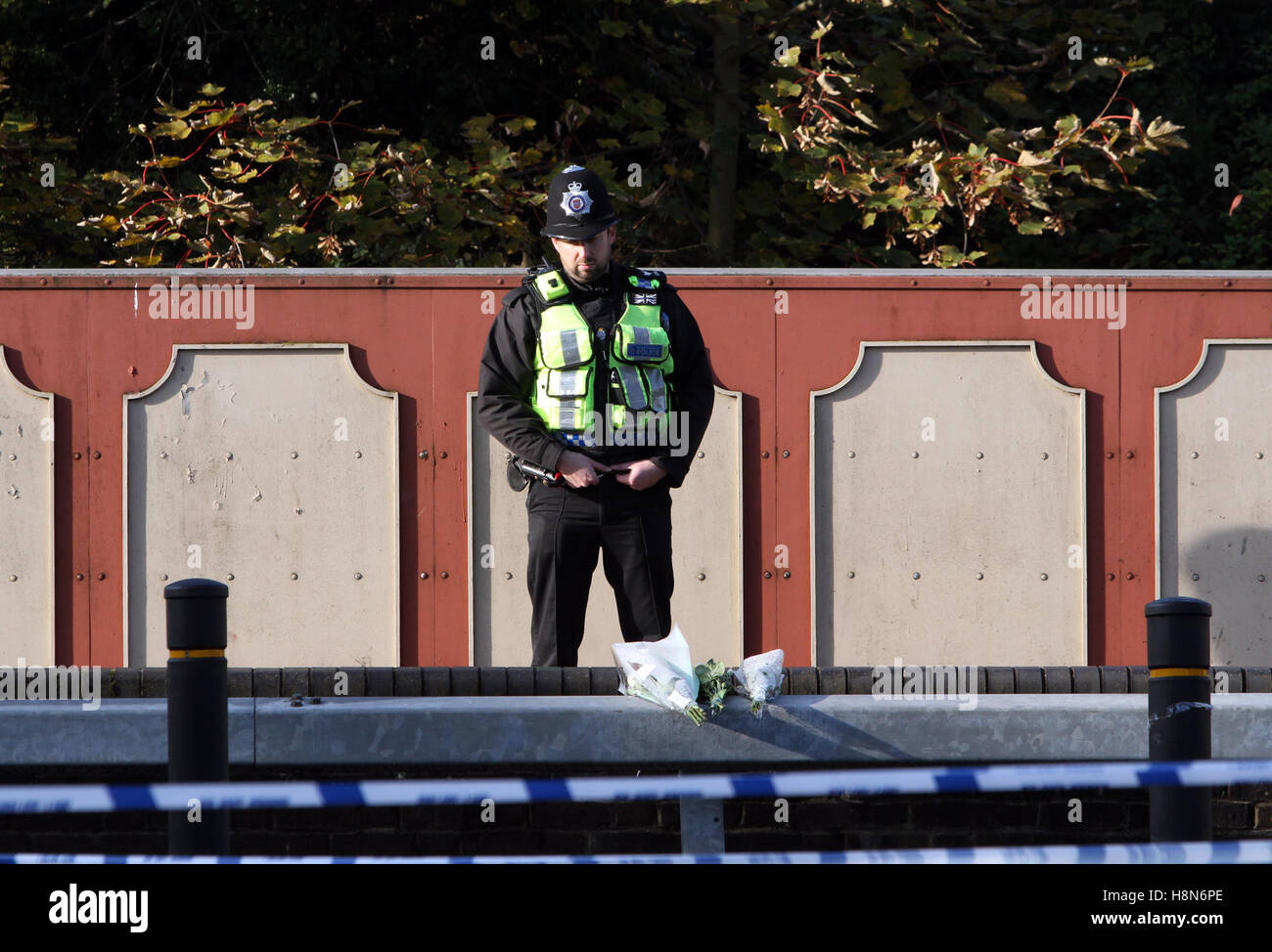 Poliziotto sta sliently durante il giorno dell'Armistizio presso la scena del tram crash a Croydon, South London REGNO UNITO Foto Stock