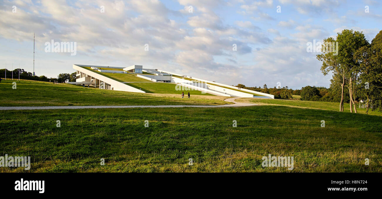 Vista panoramica dalla distanza verso parzialmente sommerso struttura. Moesgaard Museum, Aarhus, Danimarca. Architetto: Henning Larsen, 2015. Foto Stock