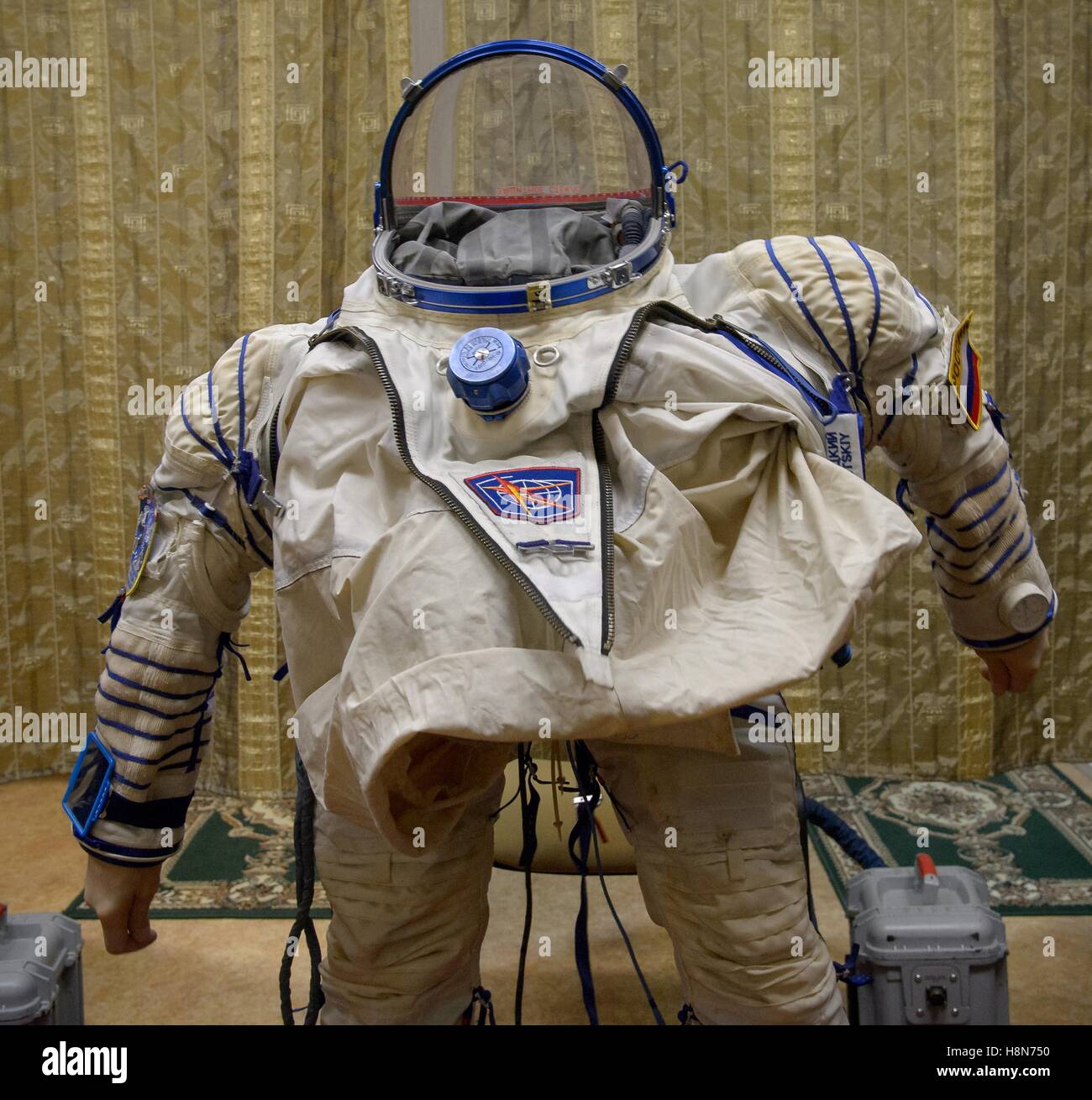 Stazione Spaziale Internazionale Expedition 50 il primo membro di equipaggio cosmonauta russo Oleg Novitskiy Sokul lancio e entrata tuta è predisposta durante la finale Soyuz gli esami di abilitazione al Gagarin Cosmonaut Training Center 25 ottobre 2016 nella città delle stelle, Russia. Foto Stock