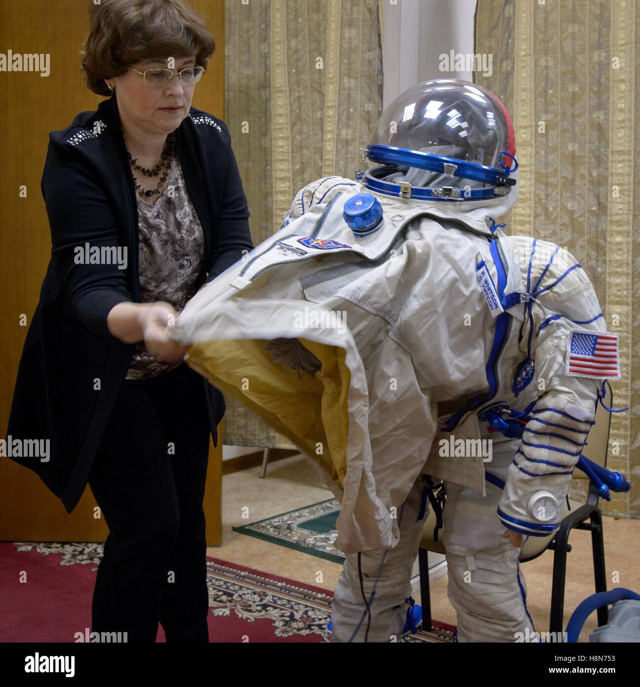 Un agenzia spaziale russa tecnico prepara la Stazione Spaziale Internazionale Expedition 50 il primo membro di equipaggio astronauta americano Peggy Whitson Sokul lancio e entrata suit durante la finale Soyuz gli esami di abilitazione al Gagarin Cosmonaut Training Center 25 ottobre 2016 nella città delle stelle, Russia. Foto Stock