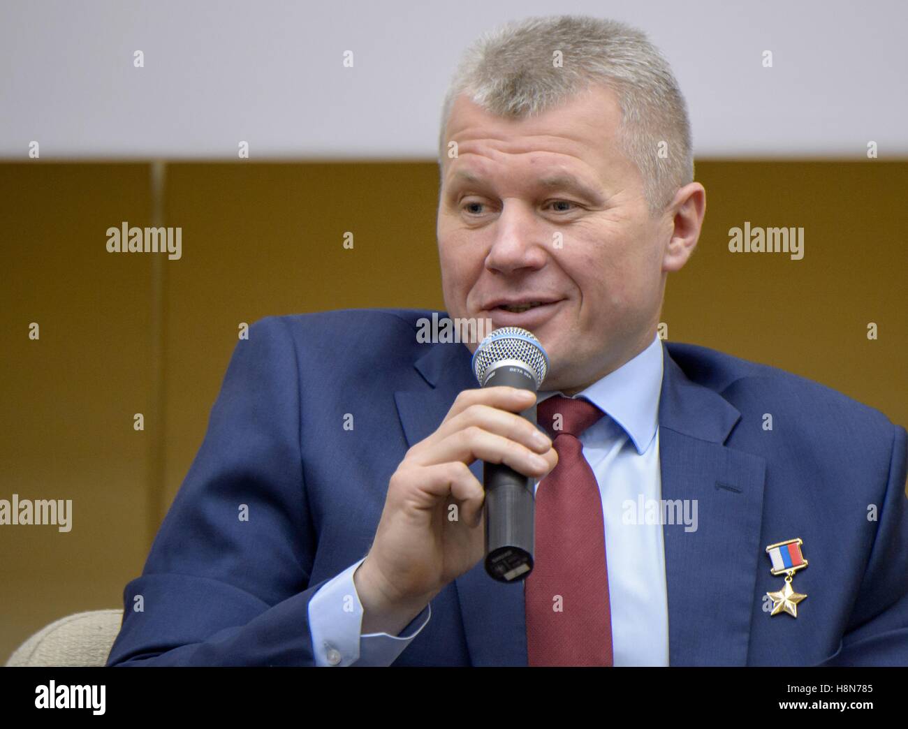 La NASA Stazione Spaziale Internazionale Expedition 50 Soyuz MS-03 il primo membro di equipaggio cosmonauta russo Oleg Novitskiy di Roscosmos assiste un equipaggio conferenza stampa presso il Gagarin Cosmonaut Training Center 26 ottobre 2016 nella città delle stelle, Russia. Foto Stock