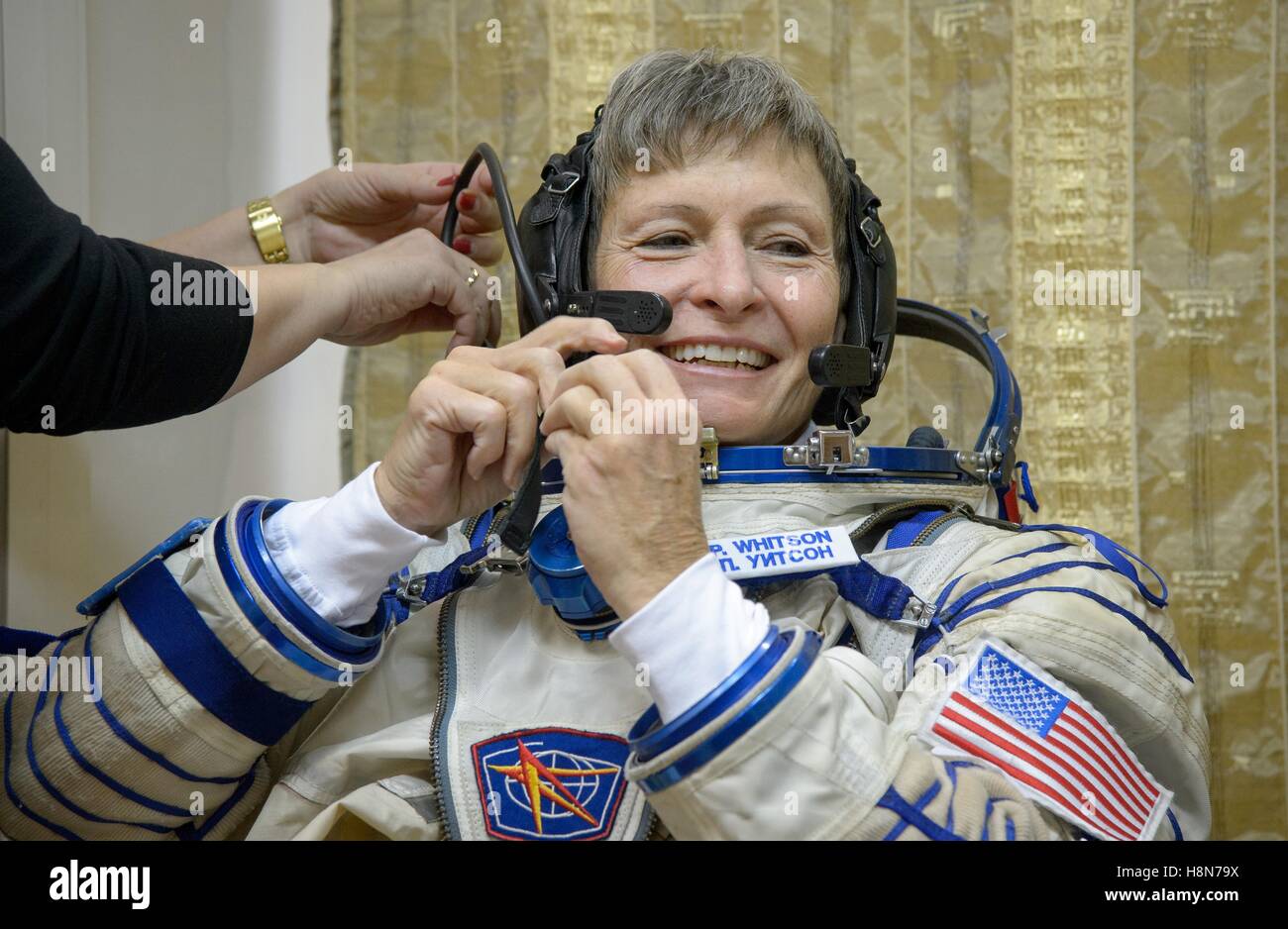 La NASA Stazione Spaziale Internazionale Expedition 50 il primo membro di equipaggio astronauta americano Peggy Whitson mette sul suo lancio Sokul e tuta di entrata durante la finale Soyuz gli esami di abilitazione al Gagarin Cosmonaut Training Center 25 ottobre 2016 nella città delle stelle, Russia. Foto Stock
