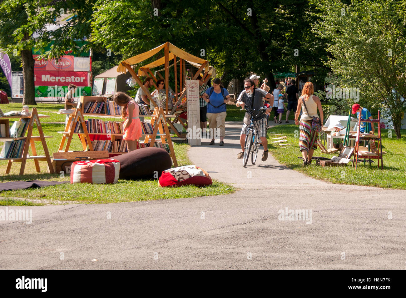 Maribor, Slovenia - 28 Giugno 2014: arte tradizionale camp nel parco della città 'Mestni Park' come parte della Quaresima tradizionale festival attira Foto Stock