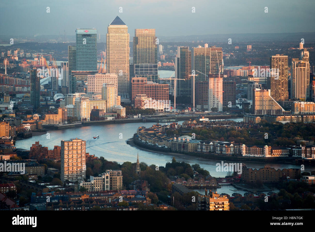 Vista di Canary Wharf e il quartiere finanziario al tramonto guardando ad est dalla città di Londra Foto Stock