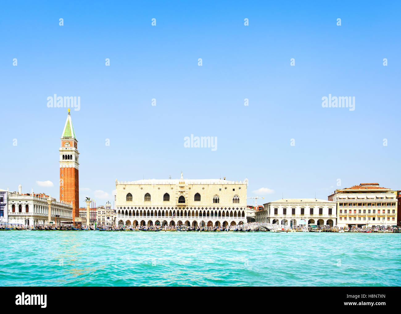 Punto di riferimento di Venezia vista dal mare di Piazza San Marco o San Marco, il campanile e la Ducale o Palazzo Ducale. L'Italia, l'Europa. Foto Stock