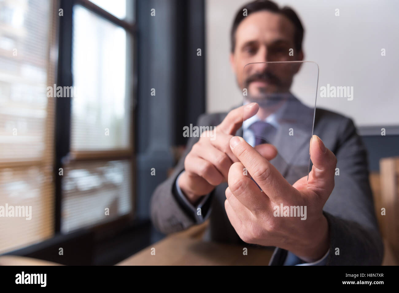 Bello buona Cerchi imprenditore utilizzando uno smartphone Foto Stock