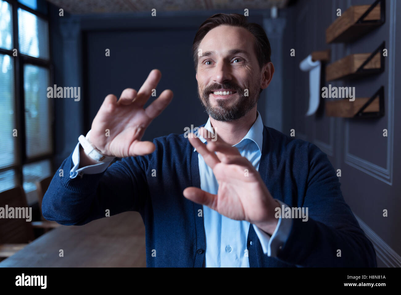 Nizza uomo gioioso premendo qualcosa sul pannello sensoriale Foto Stock