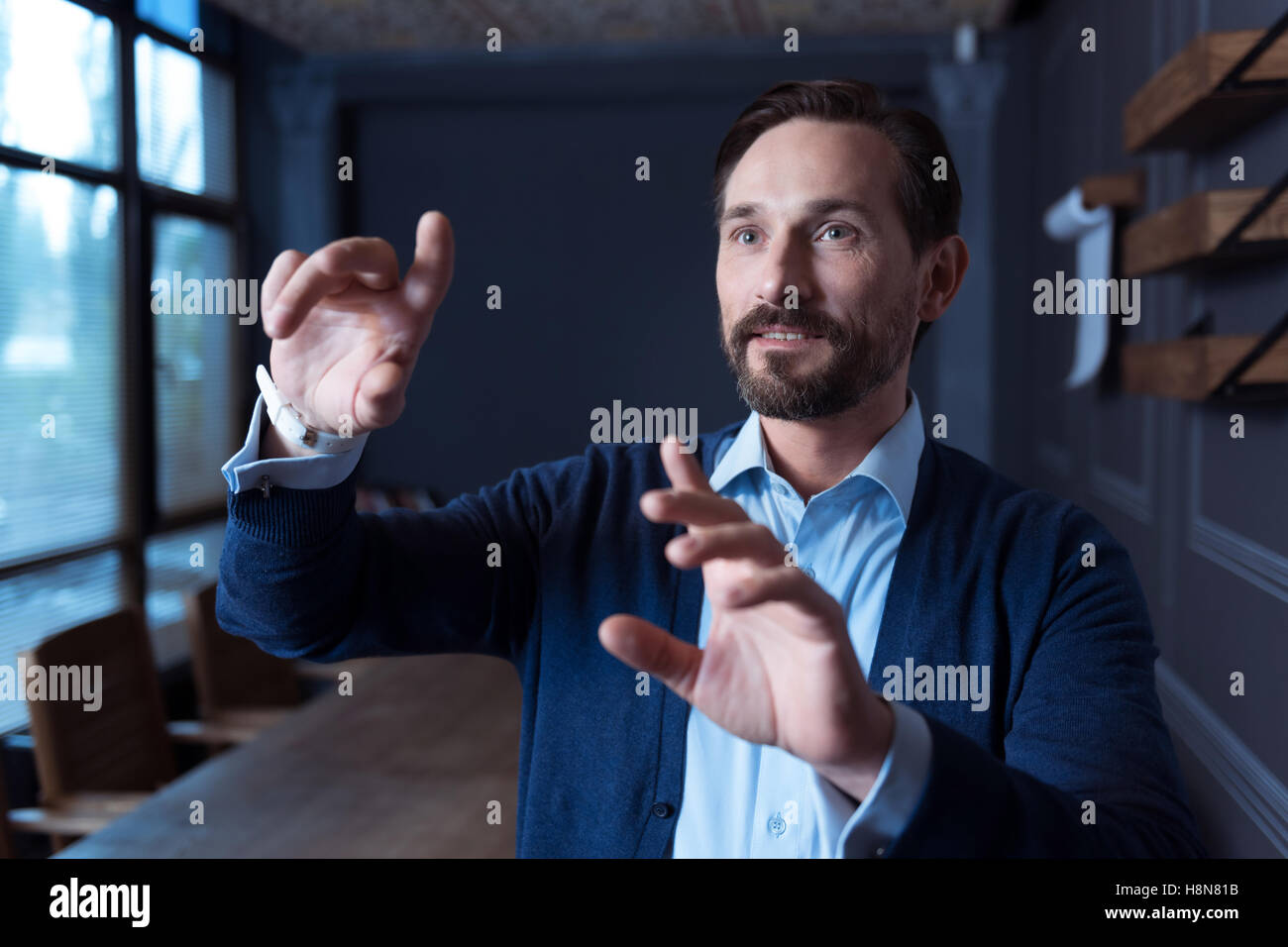 Fiducioso buona Cerchi uomo che lavora con i moderni dispositivi tecnologici Foto Stock