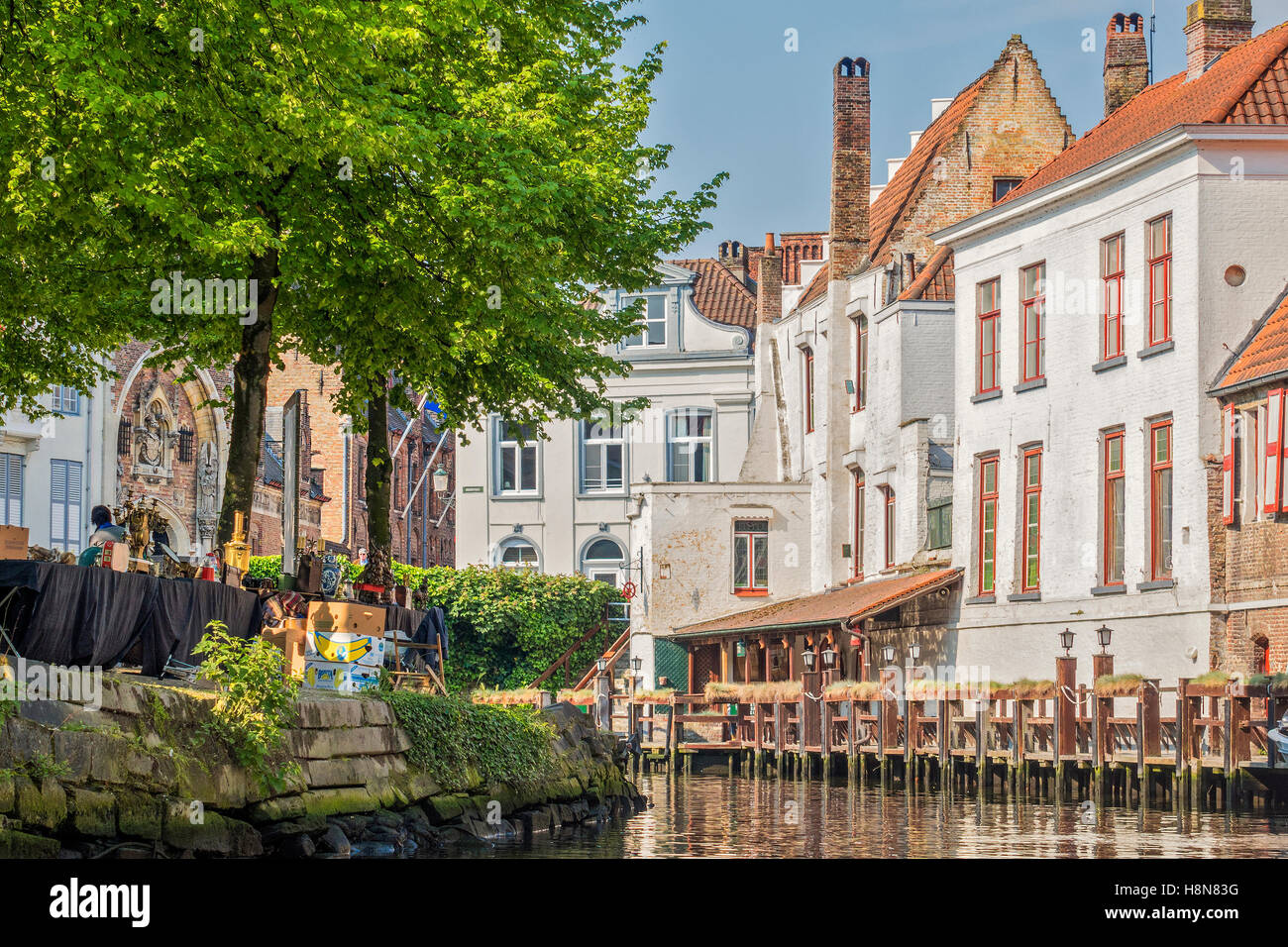 Il canale sul retro del Mercato delle Pulci Bruges Belgio Foto Stock
