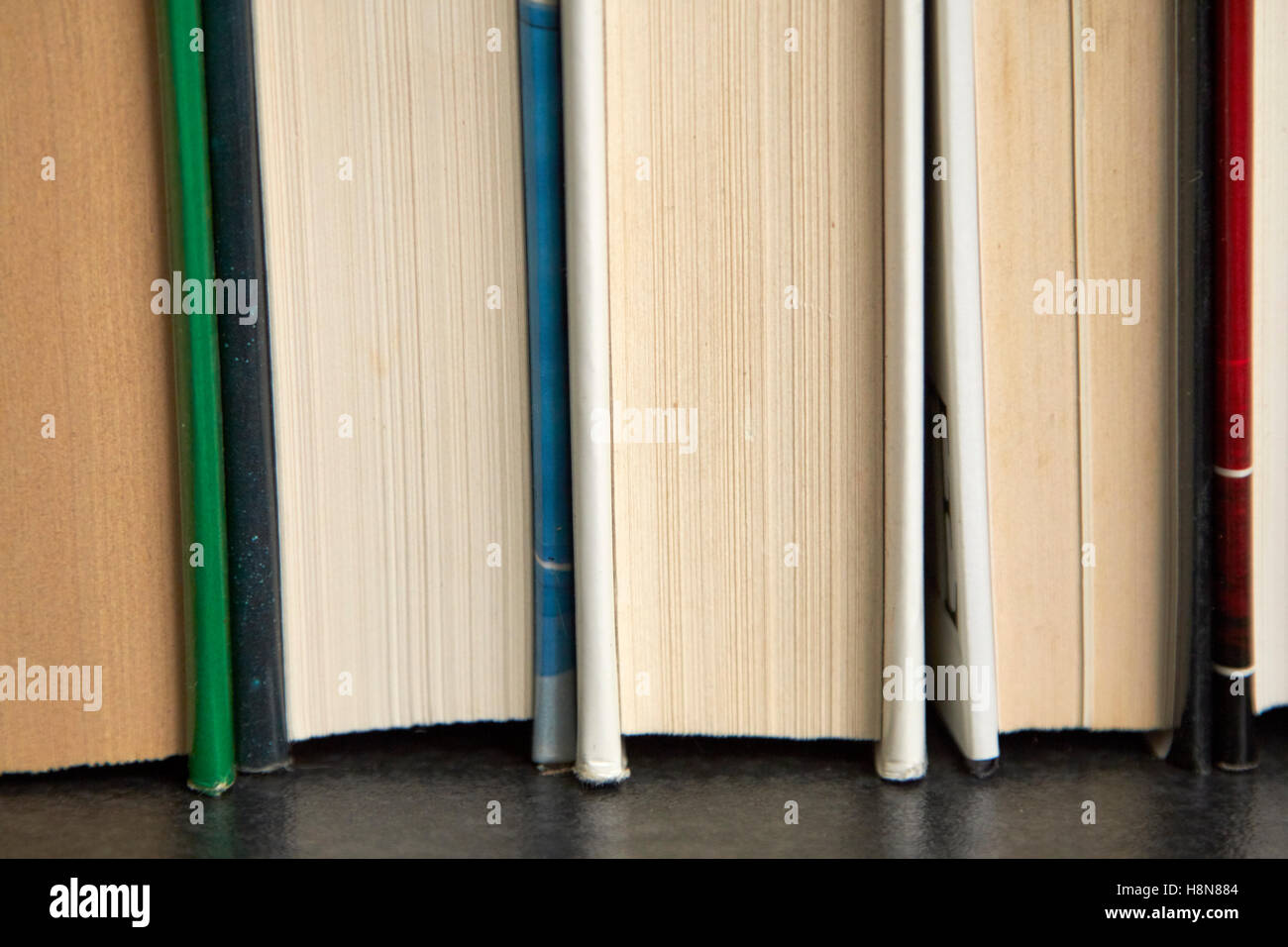 Fila di usato hardback libri nel Regno Unito Foto Stock