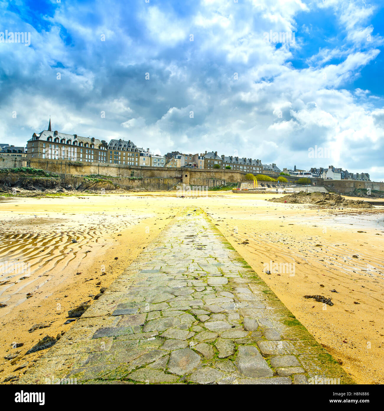 Saint Malo beach e il sentiero in pietra durante la bassa marea. La Bretagna, in Francia, in Europa. Foto Stock