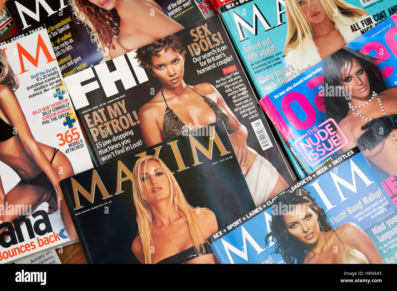 Fhm maxim e caricato mens lads mags riviste nel Regno Unito Foto Stock