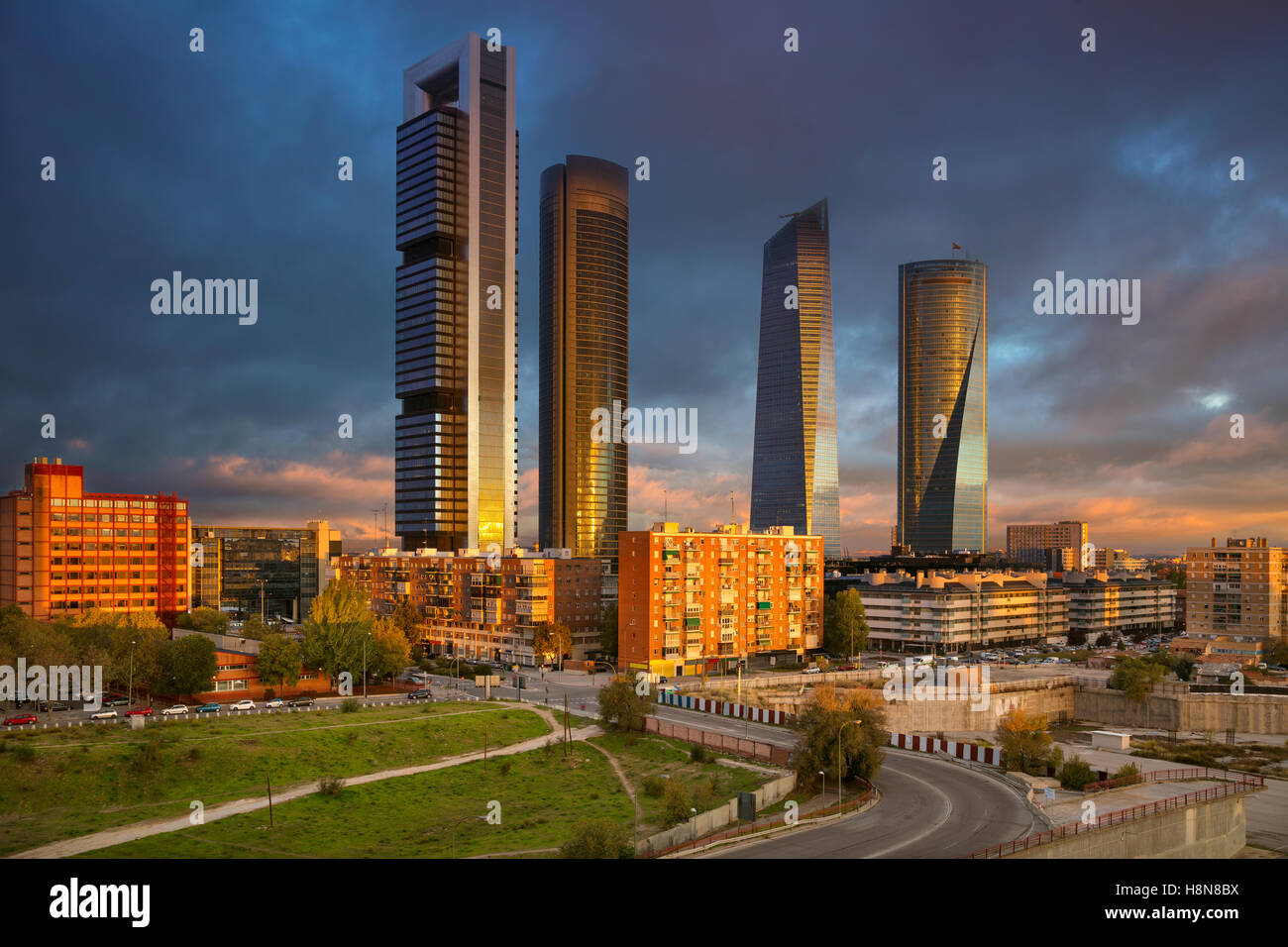 Madrid. Immagine di Madrid, Spagna il quartiere finanziario con i moderni grattacieli durante il sunrise. Foto Stock