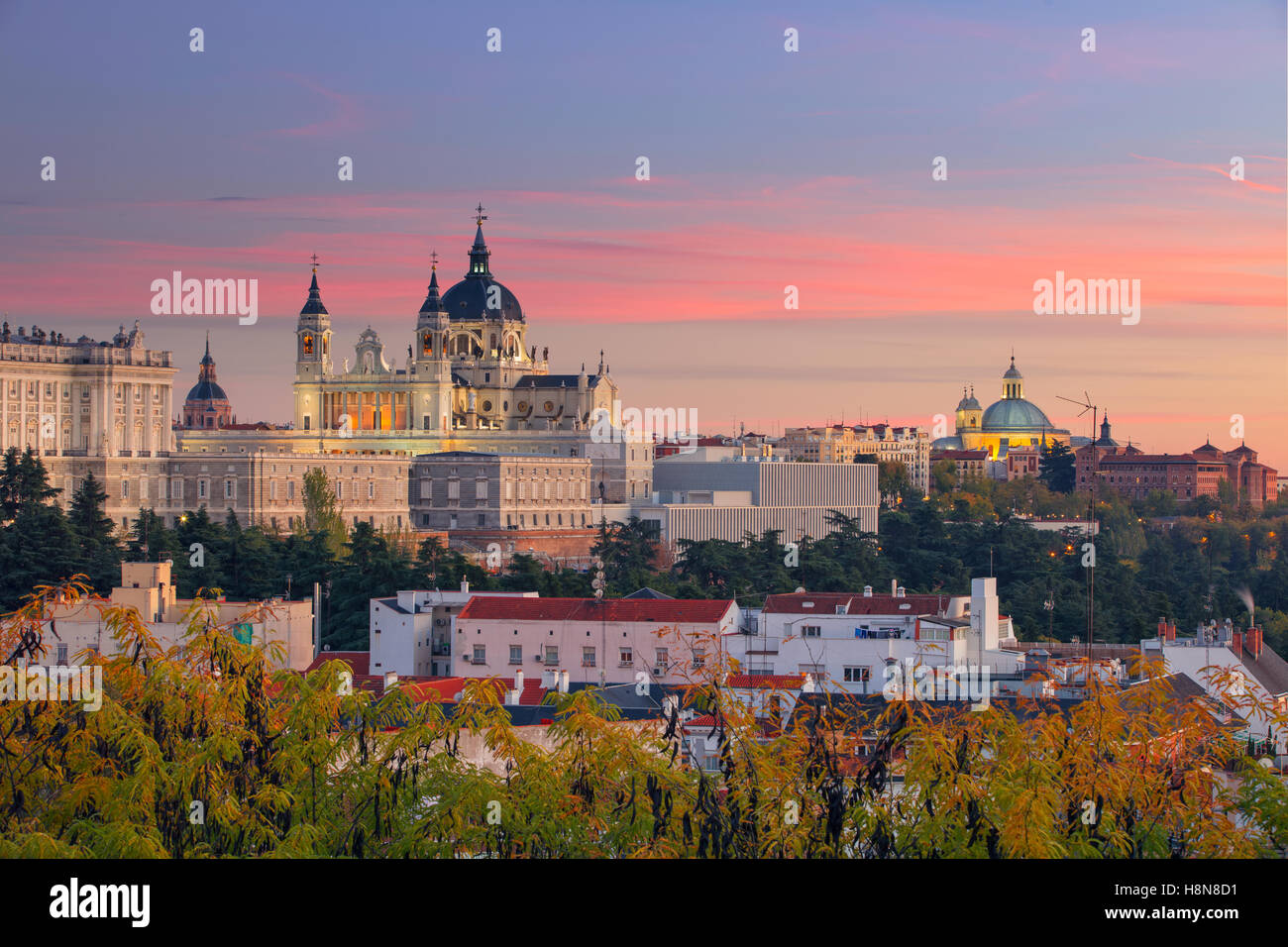 Immagine della skyline di Madrid con Santa Maria la Real de La Almudena Cattedrale e il Palazzo Reale durante il tramonto. Foto Stock