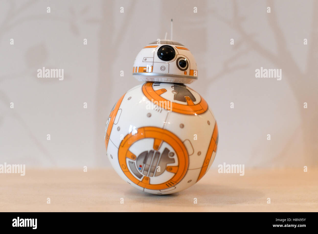 Il Sphero BB-8 Droid, come protagonista in Star Wars: La forza risveglia Foto Stock