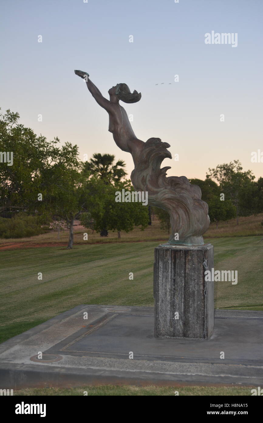 Aboriginal Pearl Diver offrendo una statua di perla Broome Australia Foto Stock