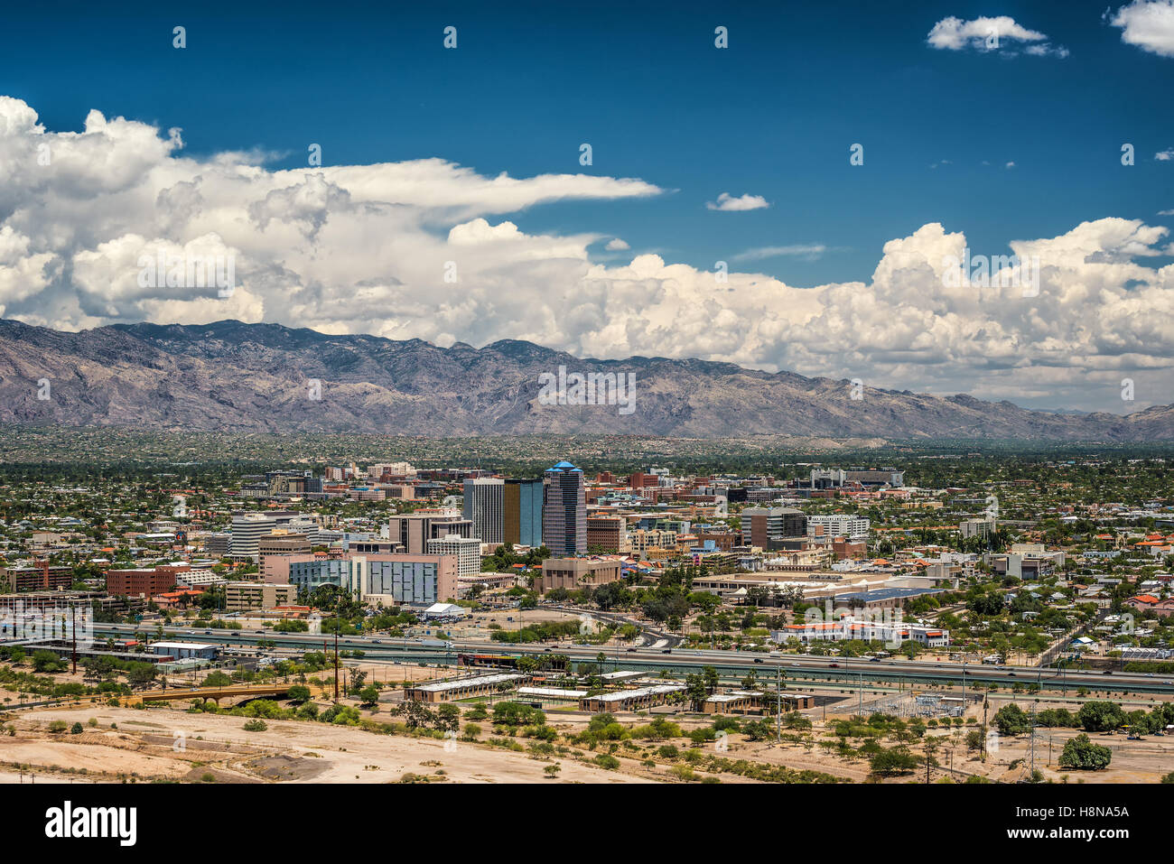 Orizzonte di Tucson e Santa Catalina Mountain Range dal picco di Sentinel Park, Tucson, Arizona, Stati Uniti d'America Foto Stock