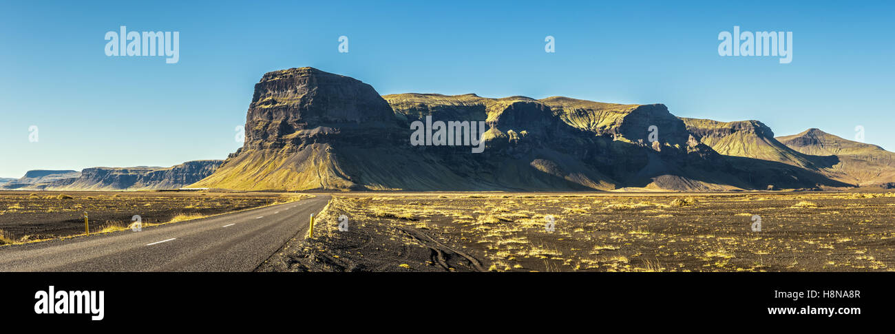 Paesaggio panoramico con la famosa strada di circonvallazione in Islanda Foto Stock