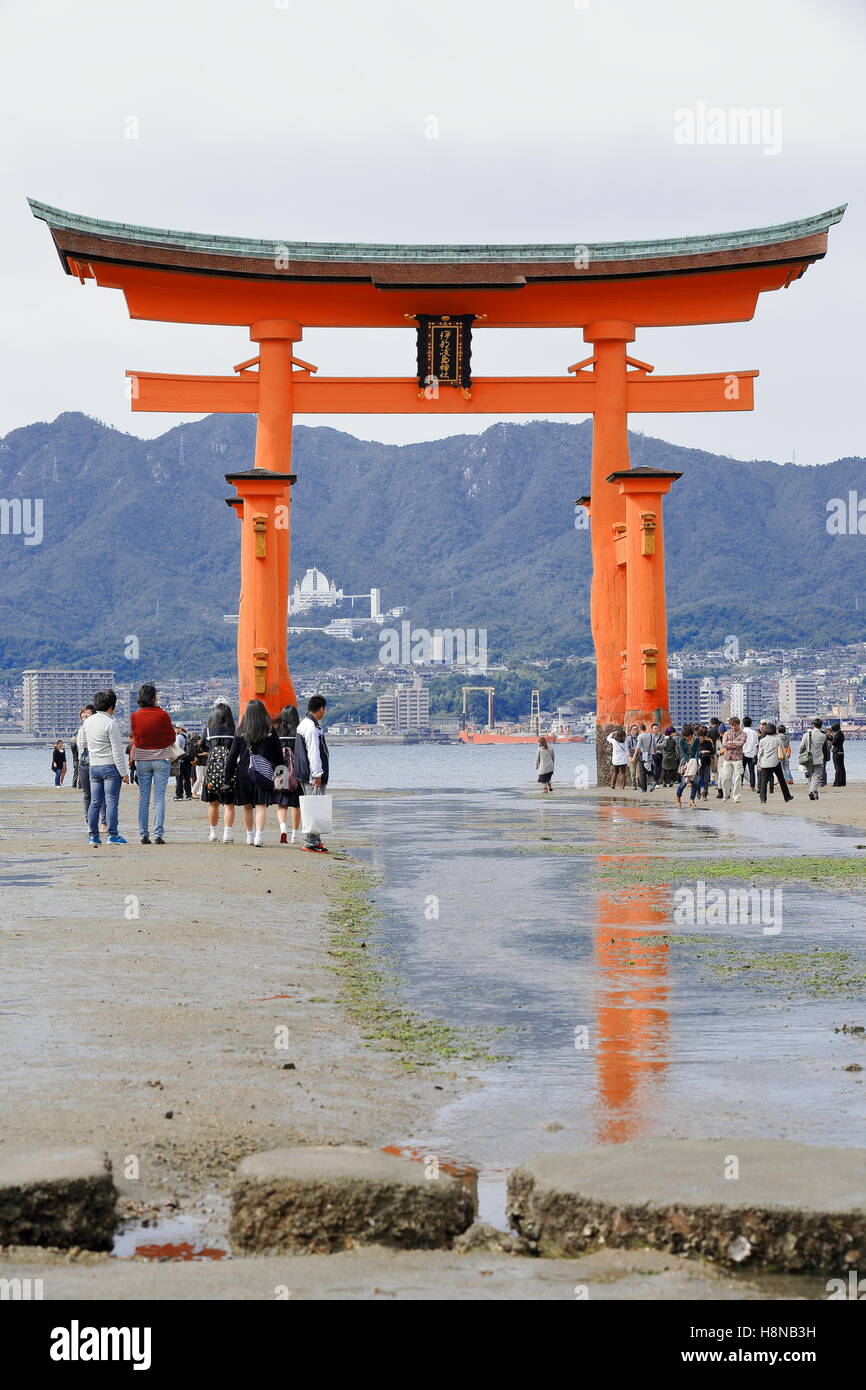 MIYAJIMA, Giappone-18 ottobre: turisti locali visitare il 1168 PRIMA AD costruito grande Torii di Sacrario di Itsukushima a bassa marea. Foto Stock