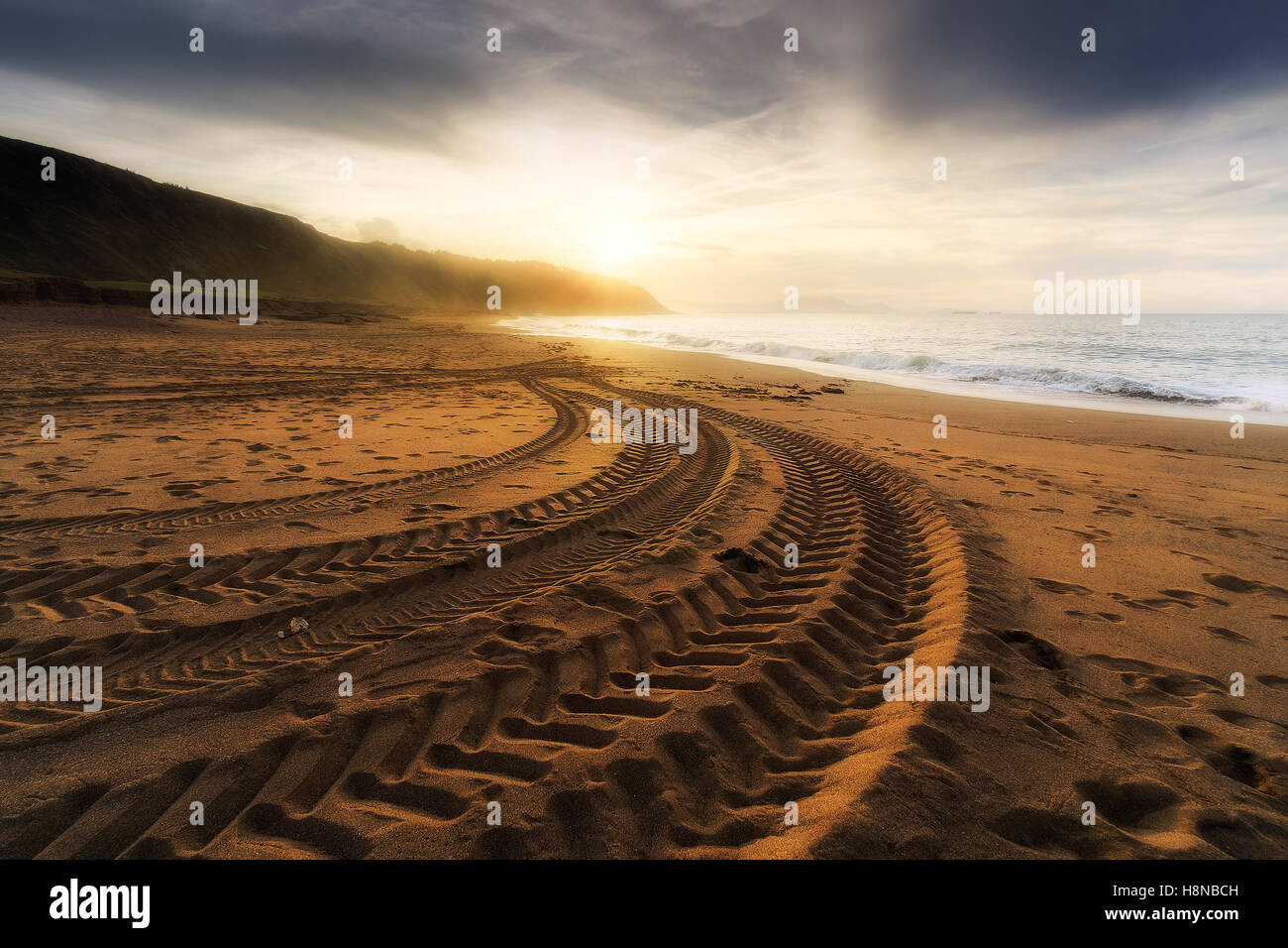 Tracce di pneumatici di stampe in spiaggia di sabbia Foto Stock
