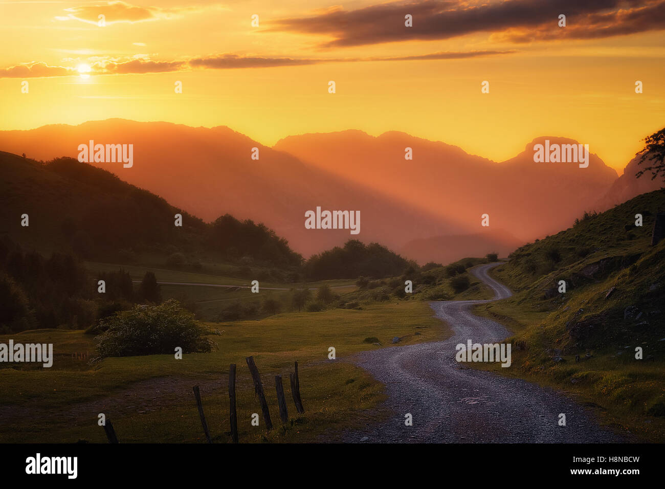 Nel percorso di Urkiola montagne al tramonto Foto Stock