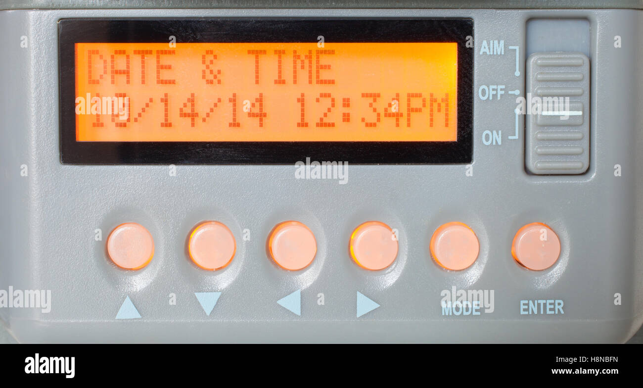 Le impostazioni di data e ora su una telecamera di gioco retroilluminata con giallo Foto Stock