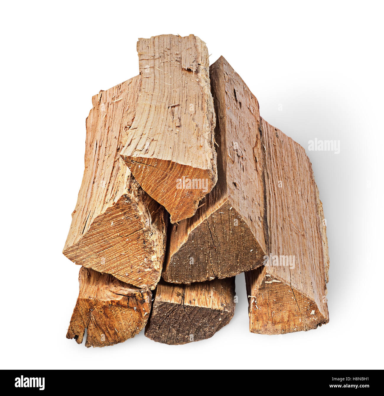 Catasta di legna da ardere di vista lungo isolato su sfondo bianco Foto Stock