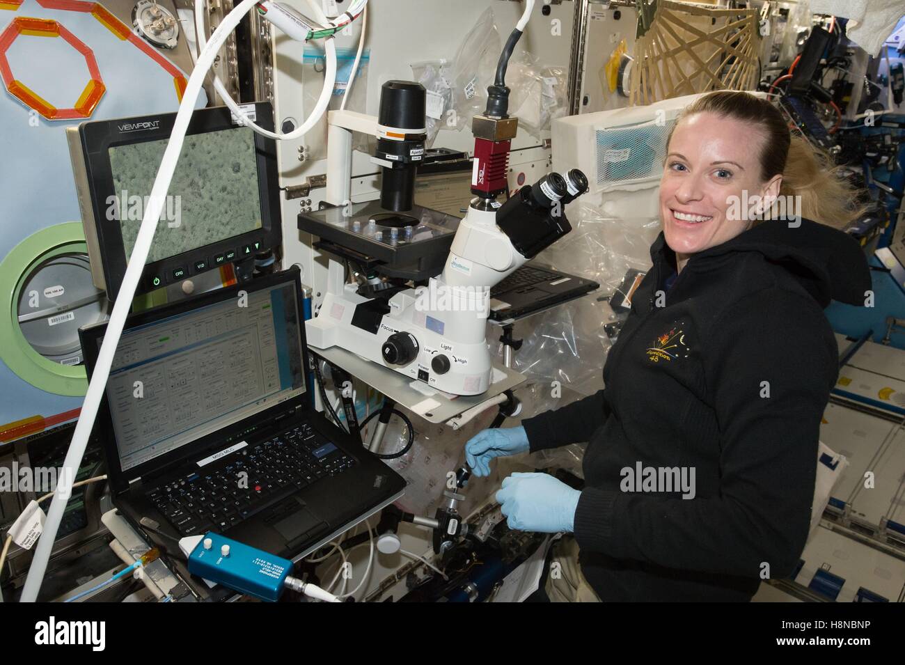 La NASA Stazione Spaziale Internazionale astronauta Kate Rubins opere sulla microgravità cell cultura e ricerca in laboratorio a bordo della ISS Luglio 27, 2016 in orbita intorno alla terra. Foto Stock