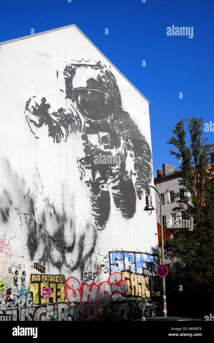 Astronauta spaceman galleggiare nello spazio vista verticale sul lato di una casa muro con cielo blu a Kreuzberg Berlino, Germania UE Europa KATHY DEWITT Foto Stock