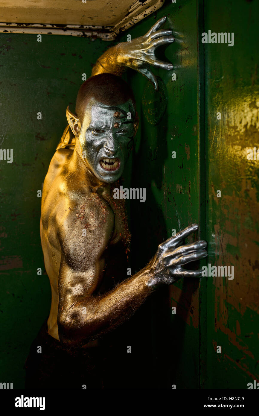 Corpo metallico verniciato futuristica in stile alieno muscolare cerca uomo arrabbiato e pazzo Foto Stock