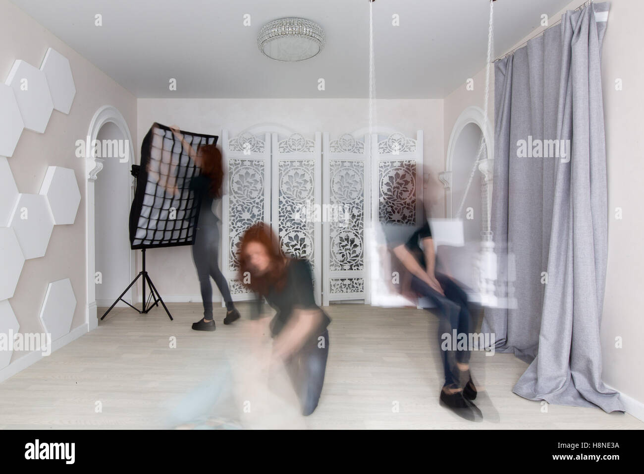 La ragazza si prepara lo Studio per scattare una foto Foto Stock