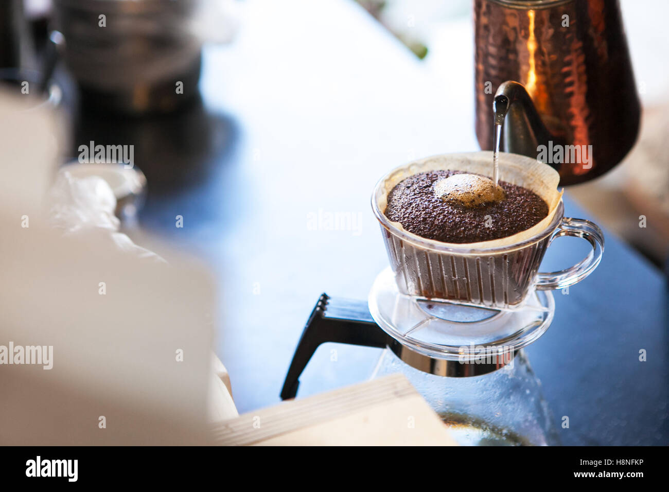 Momento di erogazione del caffè Foto Stock