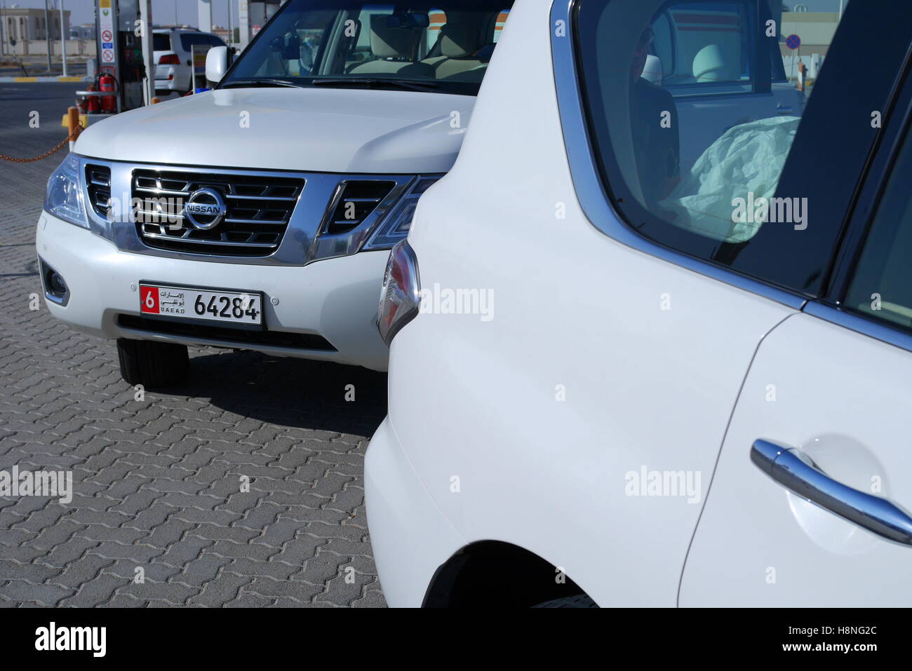 Nissan Patrol e Toyota Land Cruiser in corrispondenza di una stazione di benzina, Abu Dhabi Emirato, Emirati Arabi Uniti Foto Stock