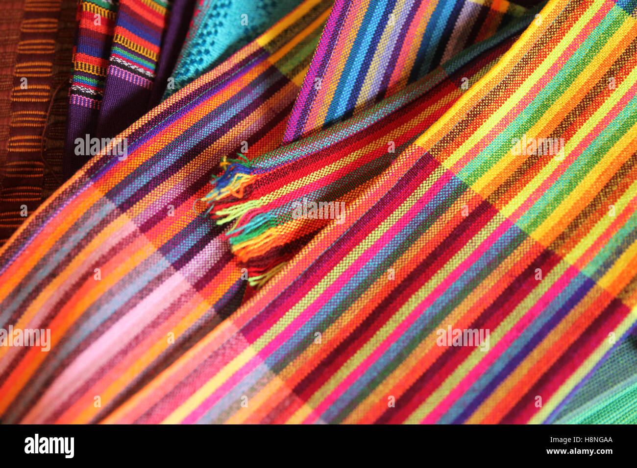 Collezione di tessuti che sono tradizionali prodotti tessili provenienti dal Messico e America centrale, Cozumel, Quintana Roo, Messico. Foto Stock