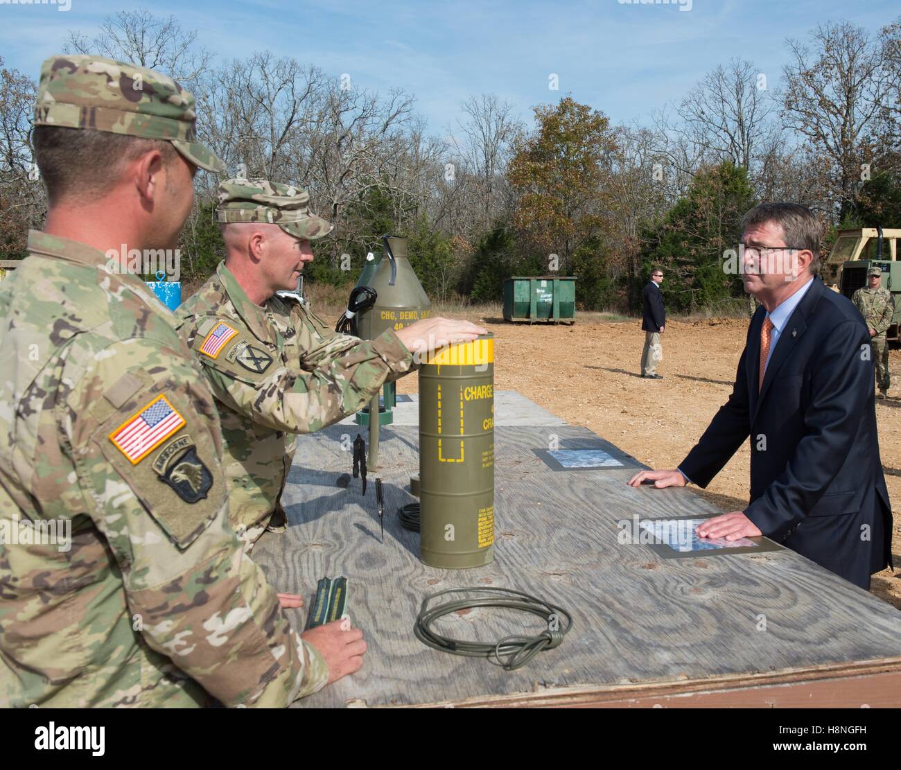 Stati Uniti Il Segretario della Difesa Ashton Carter parla ai soldati degli Stati Uniti prima di eseguire un esercizio di demolizione a Fort Leonard Wood Novembre 2, 2016 vicino a San Roberto, Missouri. Foto Stock