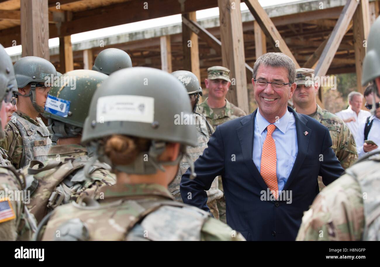 Stati Uniti Il Segretario della Difesa Ashton Carter parla di soldati a per legno del Leonard Novembre 2, 2016 vicino a San Roberto, Missouri. Foto Stock