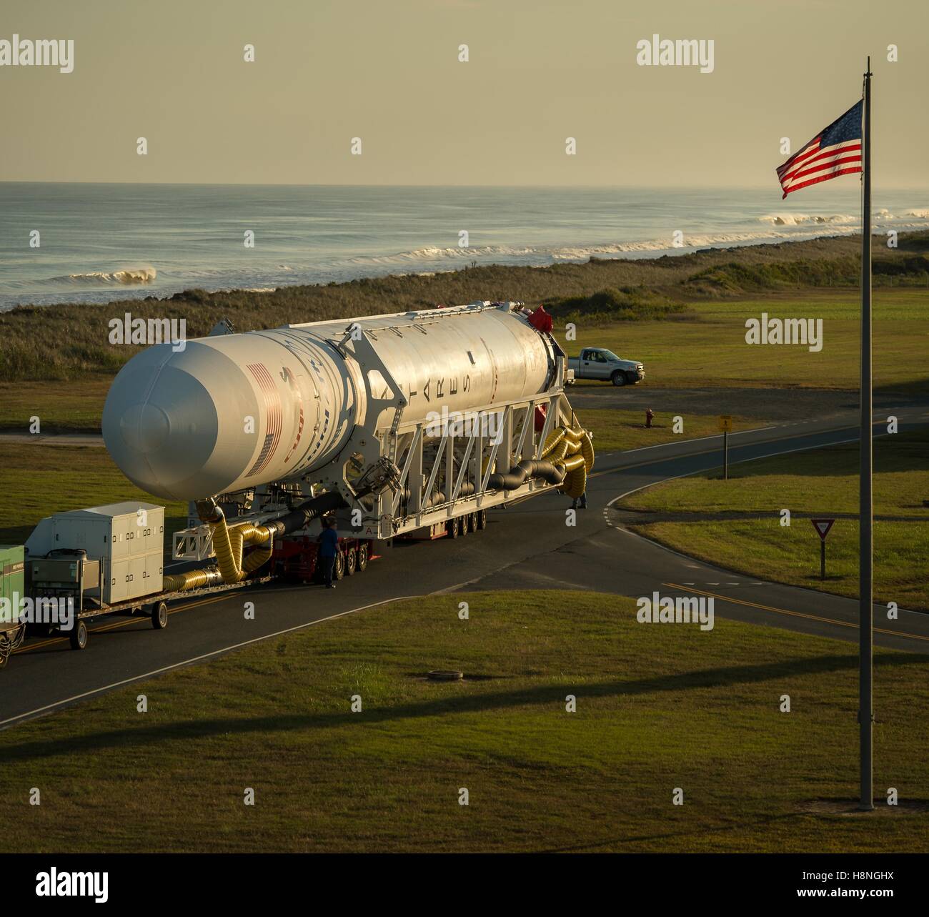 L'orbitale ATK Antares rocket, con il veicolo spaziale Cygnus onboard, viene trasportato dalla NASA Wallops Flight Facility di integrazione orizzontale Facility per il lancio in preparazione per il suo carico di rimbocco missione alla Stazione Spaziale Internazionale Ottobre 13, 2016 in Chincoteague Island, Virginia. Foto Stock