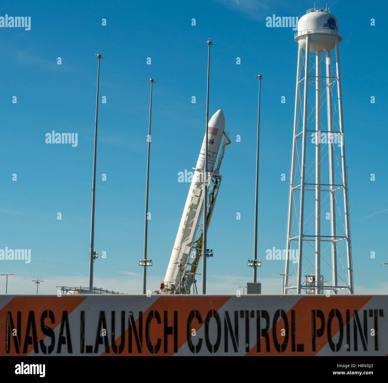 L'orbitale ATK Antares rocket, con il veicolo spaziale Cygnus onboard, viene sollevato in posizione verticale sulla NASA Wallops Flight Facility Launch Pad-0A in preparazione per la sua imminente riordino cargo missione alla Stazione Spaziale Internazionale Ottobre 14, 2016 in Chincoteague Island, Virginia. Foto Stock