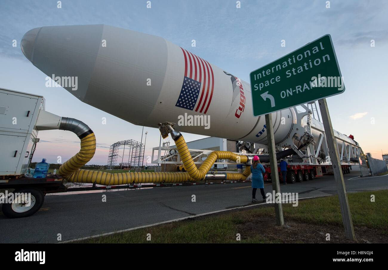 L'orbitale ATK Antares rocket, con il veicolo spaziale Cygnus onboard, viene laminata dalla NASA Wallops Flight Facility di integrazione orizzontale Facility a Launch Pad-0A in preparazione per la sua imminente riordino cargo missione alla Stazione Spaziale Internazionale Ottobre 13, 2016 in Chincoteague Island, Virginia. Foto Stock