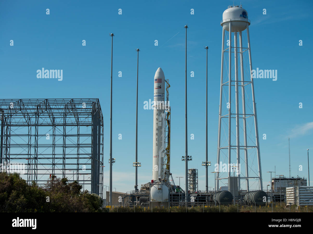 L'orbitale ATK Antares rocket, con il veicolo spaziale Cygnus onboard, viene sollevato in posizione verticale sulla NASA Wallops Flight Facility Launch Pad-0A in preparazione per la sua imminente riordino cargo missione alla Stazione Spaziale Internazionale Ottobre 14, 2016 in Chincoteague Island, Virginia. Foto Stock