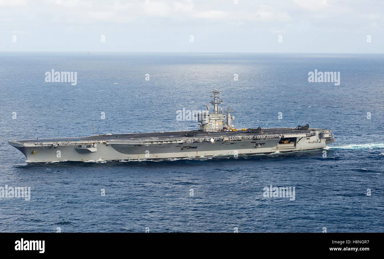 L'USN Nimitz-class portaerei USS Nimitz cuoce a vapore in corso durante la formazione composita dell'Unità Esercizio al largo della costa della California del Sud il 31 ottobre 2016 nell'Oceano Pacifico. Foto Stock